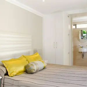 echo-friendly-sunny-contemporary-garden-flat.hotels-capetown.com/